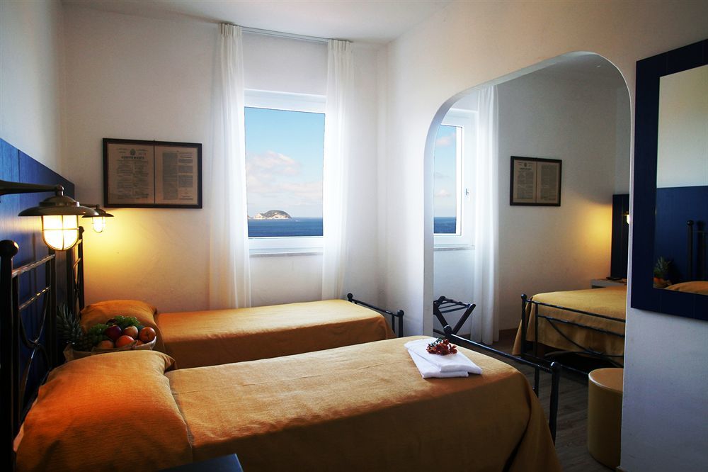 Hotel Torre Dei Borboni ポンツァ エクステリア 写真